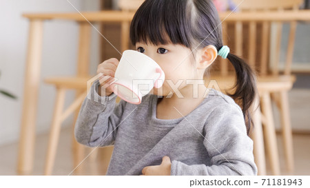 Child with hydration Child with hydration 71181943