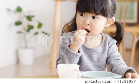 吃零食的孩子 吃零食的孩子 71181957