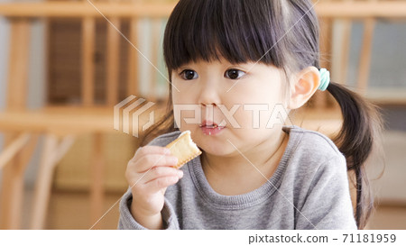 吃零食的孩子 71181959