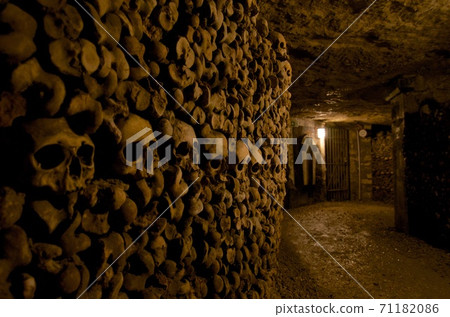 在法國巴黎的地下墓穴地下墓穴的骨架牆 71182086