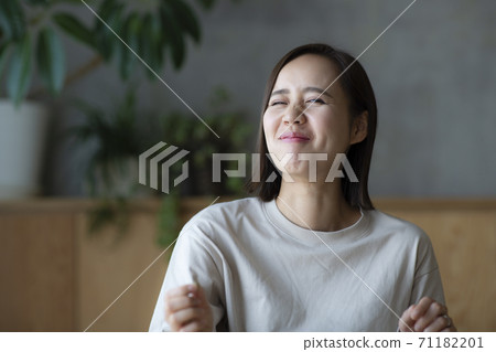 woman eating 71182201