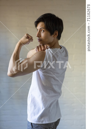 訓練自己身體的男人 71182678