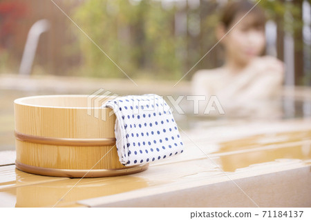 女性溫泉形象，帶浴缸和露天浴池GoTo Travel Campaign 71184137