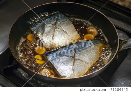Boiled mackerel (during cooking) Boiled mackerel (during cooking) 71184345