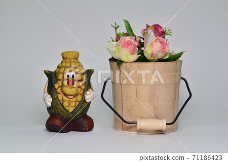 玉米娃娃和玫瑰花朵 71186423