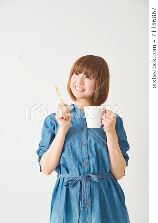 一杯咖啡和一杯咖啡的年輕女子 71186862