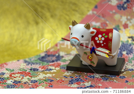 New Year's Zodiac Cow figurine with Hamaya 71186884
