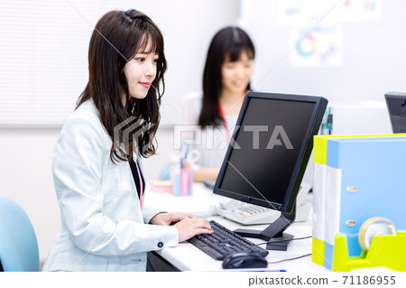 文書工作的女性形象 71186955