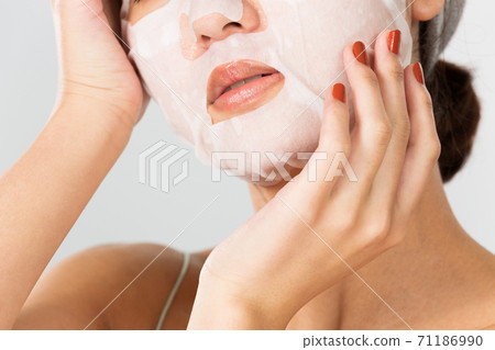 敷面膜的女人 71186990