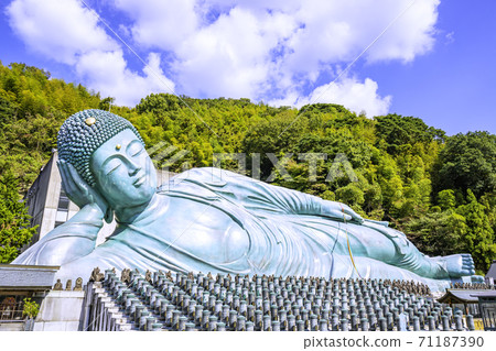 A relaxing power spot in Sasaguri-cho, Kasuya-gun, Fukuoka Prefecture, a statue of the reclining Buddha at Nanzoin 71187390