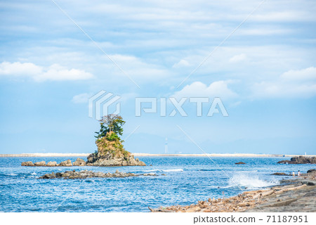 Toyama Bay is a bay located on the Amaharashi Coast,Onnaiwa Rock is a beauty spot of Amaharashi Coast.Japan Toyama Bay is a bay located on the Amaharashi Coast,Onnaiwa Rock is a beauty spot of Amaharashi Coast.Japan 71187951