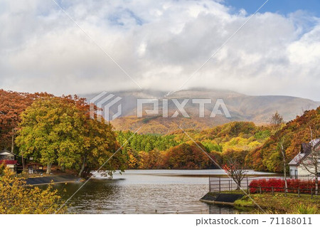 宮城縣七十勝町的深湖和深山峰 宮城縣七十勝町的深湖和深山峰 71188011