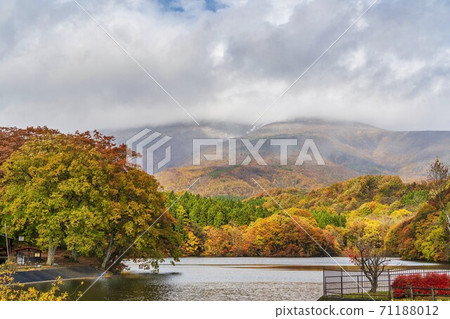 宮城縣七十勝町的深湖和深山峰 宮城縣七十勝町的深湖和深山峰 71188012