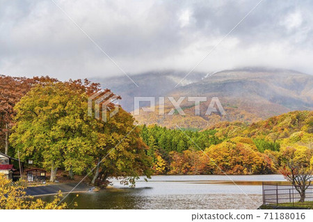 宮城縣七十勝町的深湖和深山峰 宮城縣七十勝町的深湖和深山峰 71188016