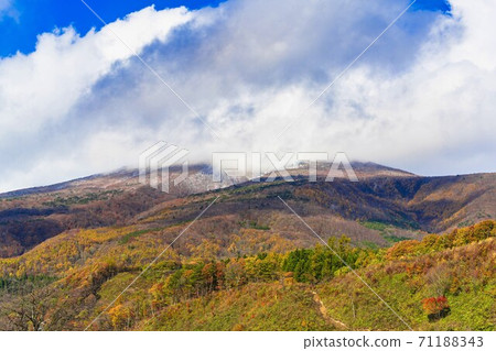 Mt. Fubo seen from Shichikashuku in late autumn, autumn leaves, Shichikashuku Town, Miyagi Prefecture Mt. Fubo seen from Shichikashuku in late autumn, autumn leaves, Shichikashuku Town, Miyagi Prefecture 71188343
