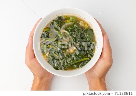 Spinach miso soup Spinach miso soup 71188611