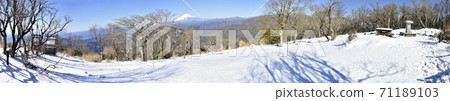 Panorama photo of Tanzawa Mountains Mt. Fuji from the summit of Mt. Nabewari 71189103
