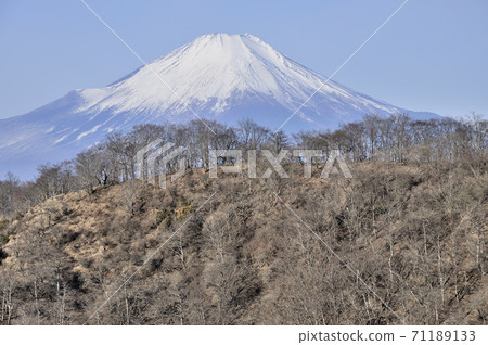 View over the ridge of Mt. Fuji Nabewari from Tanzawa View over the ridge of Mt. Fuji Nabewari from Tanzawa 71189133