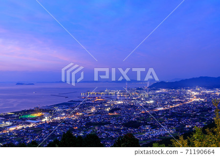 愛媛縣，四國中央市和佐田的工廠夜景 71190664