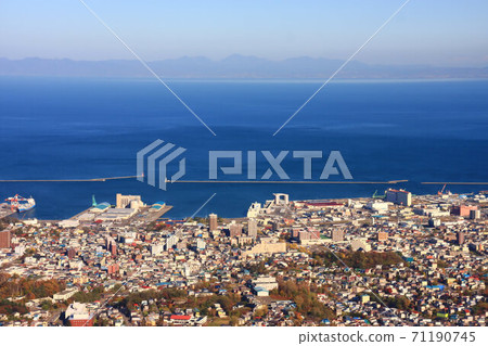 View of Otaru Port and the Kabato Mountains across Ishikari Bay from Tenguyama in autumn 71190745