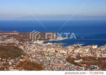 秋天從天狗山看到的小樽港和隔著石漾灣的增毛山脈 71190749