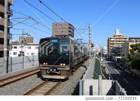 直接快速通過大阪東線的JR Noe站 71192034