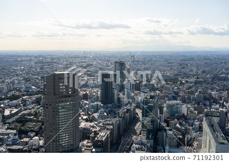 東京城市景觀田澤山脈的視圖 71192301