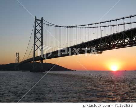 明石海峽大橋的日落 71192622
