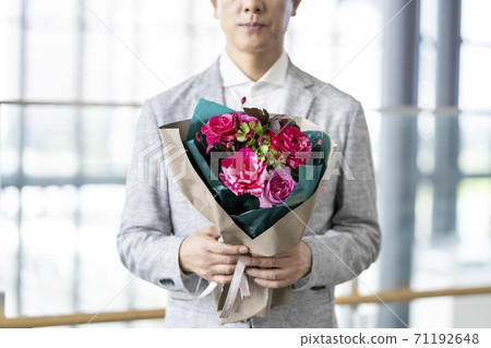Arafif man with a bouquet 71192648