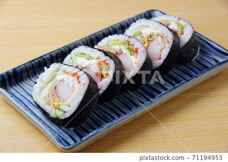 Salad sushi 71194953