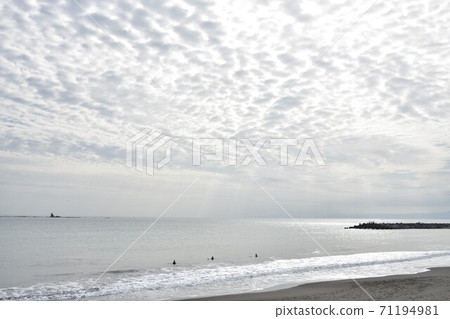 Chigasaki coast and Eboshi rock in autumn 71194981
