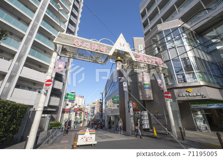 城市景觀：東京板橋區鳴沼站南口前的城市景觀 71195005