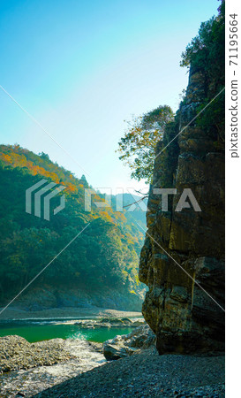 從岩石的陰影中看到的保津峽的風景 從岩石的陰影中看到的保津峽的風景 71195664