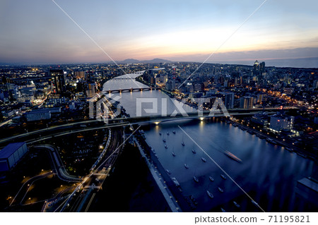 新潟市的夜景(從土岐展覽館到Mandaibashi) 新潟市的夜景(從土岐展覽館到Mandaibashi) 71195821
