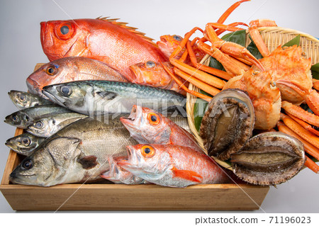 Assorted fish 71196023