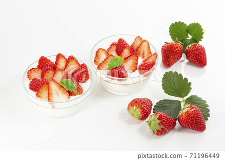 草莓酸奶用在一個玻璃碗的大量草莓有白色背景 71196449
