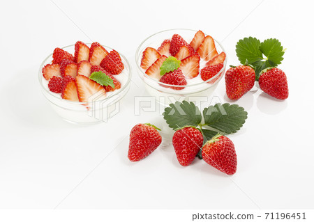 草莓酸奶用在一個玻璃碗的大量草莓有白色背景 71196451