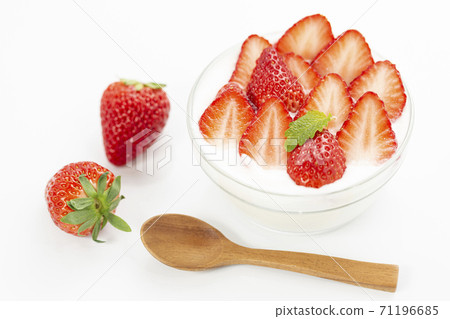 草莓酸奶用在一個玻璃碗的大量草莓有白色背景和薄菏 71196685