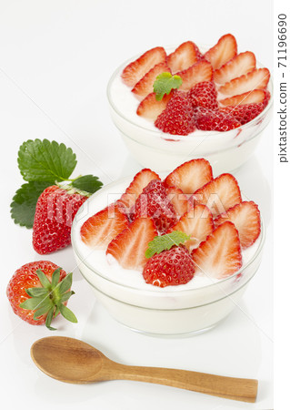 草莓酸奶用在一個玻璃碗的大量草莓有白色背景和薄菏 71196690