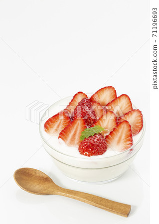 草莓酸奶用在一個玻璃碗的大量草莓有白色背景和薄菏 71196693