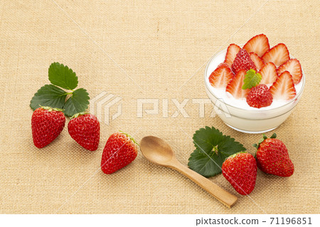草莓酸奶和很多草莓在亞麻和薄荷的玻璃碗裡 71196851