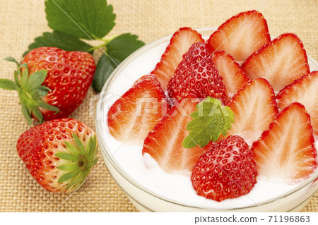 草莓酸奶和很多草莓在亞麻和薄荷的玻璃碗裡 71196863