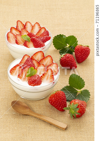 草莓酸奶和很多草莓在亞麻和薄荷的玻璃碗裡 71196865