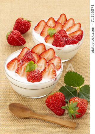 草莓酸奶和很多草莓在亞麻和薄荷的玻璃碗裡 71196871