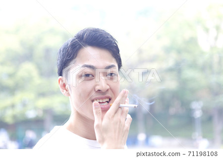 吸煙的男人 吸煙的男人 71198108