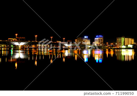 Shishido大橋大橋和松江新治子溫泉鎮的夜景...島根縣松江市（晴天） 71199050