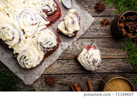 Homemade cinnamon rolls 71199607