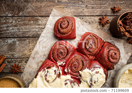 Homemade cinnamon rolls 71199609