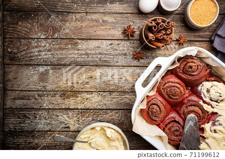 Homemade cinnamon rolls 71199612