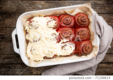 Homemade cinnamon rolls 71199614